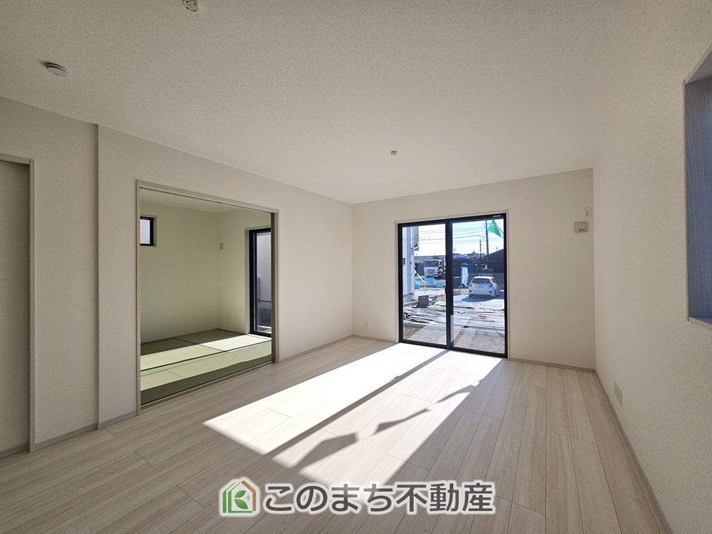 いろどりアイタウン栃木市平柳町3丁目22-P2の居間・リビング|大きな窓で明るいリビングです！家具を置いても十分なゆとりがございます☆