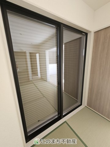 いろどりアイタウン栃木市平柳町3丁目22-P2の内装|1階掃出し窓はシャッター雨戸で防犯性アップ♪