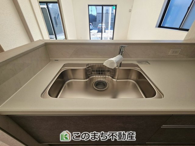 いろどりアイタウン栃木市平柳町3丁目22-P2のキッチン|キッチンには浄水器を標準装備。最近は水を飲むという場面以外にも料理で使用したり、野菜を洗う場合もキレイな水で洗いたいという人が増えてきています！赤ちゃんのミルク用としても重宝いただけます。