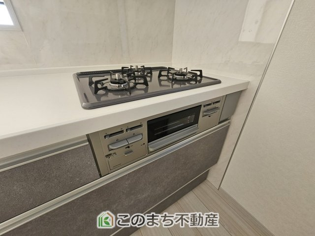 いろどりアイタウン栃木市平柳町3丁目22-P2のキッチン|三ツ口コンロ採用で、同時調理もスムーズ◎！お料理を並べられるカウンター付きで、配膳・片付けをサポート！リビングで過ごすご家族とコミュニケーションを楽しみながら作業可能です♪