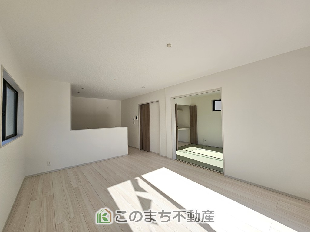 いろどりアイタウン栃木市平柳町3丁目22-P2の居間・リビング|開放感のある広々としたリビング☆家族みんなでゆったりくつろげます♪
南側から暖かな日差しが差し込みます♪キッチンからリビングの様子がよく見渡せます☆