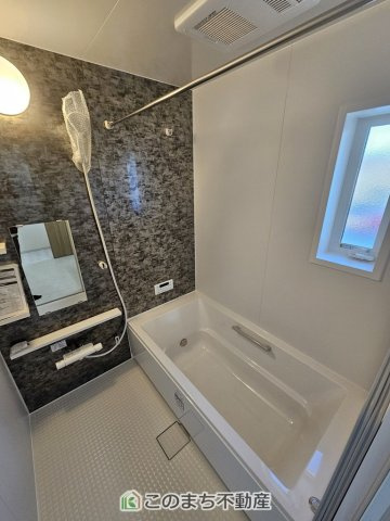いろどりアイタウン栃木市平柳町3丁目22-P2の浴室|ゆったりと入れるフルオートバスはお子様との団らんバスタイムが楽しめます♪
足を伸ばしてゆったりくつろげる１坪バスルームです☆