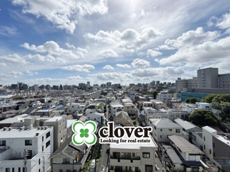 【展望】 | 眼前に広がる空の雄大さと、このお部屋の自慢の一つである「眺望」をご覧ください。毎日、この景色を独り占めできる新生活に夢が広がります。～即日のご見学可能～　お問合せはお気軽にどうぞ。