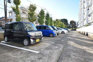 【駐車場】 | マンションの駐車場スペース。空きの有無や駐車料金、サイズ規定などについては、改めてお問い合わせください。～即日のご見学可能～　お問合せはお気軽にどうぞ。
