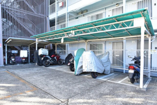 【駐車場】 | バイク置き場。空き区画の有無や駐輪料金、サイズおよび排気量規定などについては、改めてお問い合わせください。～即日のご見学可能～　お問合せはお気軽にどうぞ。
