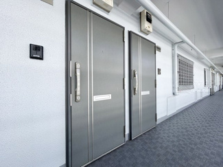 【その他共用部分】 | 皆様をお迎えする、お部屋の玄関ドア。開けやすさや開放角度、ドアノブの操作しやすさや鍵の形状などを、現地で一度ご確認ください。～即日のご見学可能～　お問合せはお気軽にどうぞ。