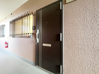 【その他共用部分】 | 皆様をお迎えする、お部屋の玄関ドア。開けやすさや開放角度、ドアノブの操作しやすさや鍵の形状などを、現地で一度ご確認ください。～即日のご見学可能～　お問合せはお気軽にどうぞ。