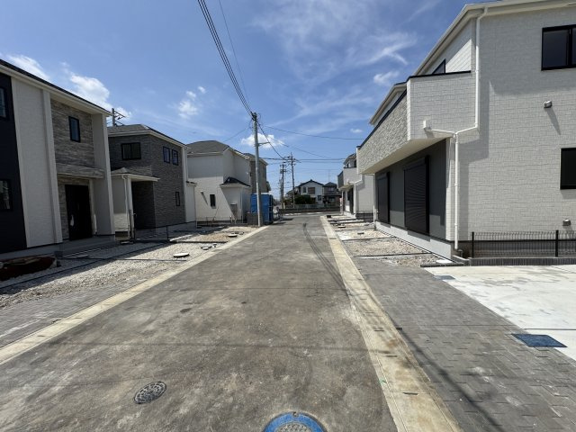 松戸市栄町８丁目新築戸建【旭町小学校：5分】の前面道路含む現地写真|東側前面道路・幅員約6ｍ