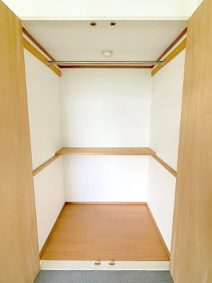 【居間・リビング】 | ハイエスト浜田町　206 | 洋室６帖　物入れ