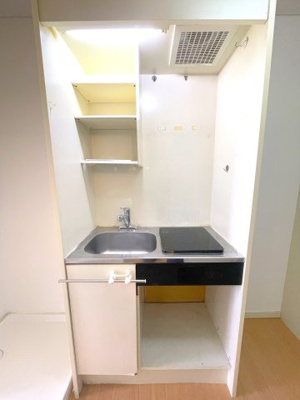 【居間・リビング】 | ハイエスト浜田町　206 | 内観写真は２０２６．１撮影分
明るいキッチン♪