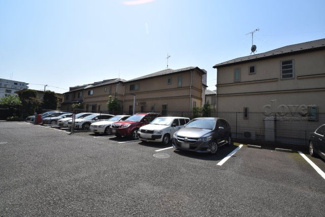 【駐車場】 | マンションの駐車場スペース。空きの有無や駐車料金、サイズ規定などについては、改めてお問い合わせください。～即日のご見学可能～　お問合せはお気軽にどうぞ。