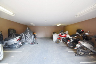 【駐車場】 | バイク置き場。空き区画の有無や駐輪料金、サイズおよび排気量規定などについては、改めてお問い合わせください。～即日のご見学可能～　お問合せはお気軽にどうぞ。
