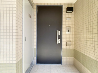【その他共用部分】 | 皆様をお迎えする、お部屋の玄関ドア。開けやすさや開放角度、ドアノブの操作しやすさや鍵の形状などを、現地で一度ご確認ください。～即日のご見学可能～　お問合せはお気軽にどうぞ。