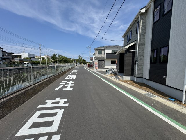 松戸市栄町８丁目新築戸建【旭町小学校：5分】の前面道路含む現地写真|東側前面道路・幅員約6ｍ