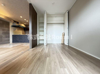 【寝室】 | 【ペット共生・ZEHマンション】Maison de Mine Nagai Parc Est.・旭化成ヘーベルメゾンHEBEL HAUS | 落ち着いて過ごせるお部屋なので、寝室にいかがでしょうか