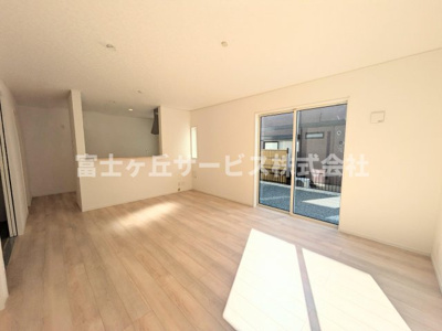 【居間・リビング】 | 浜松市中央区神田町 2期 新築一戸建て 2号棟 | リビングダイニングです