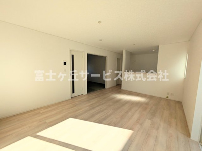 【居間・リビング】 | 浜松市中央区神田町 2期 新築一戸建て 2号棟 | リビングです