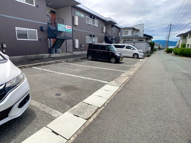 レジデンス横山の駐車場