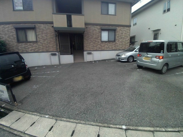 サニーヒル白水の駐車場