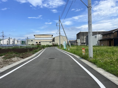 【前面道路含む現地写真】 | 【内ケ島町第16期　現地外観】
※令和7年8月時点