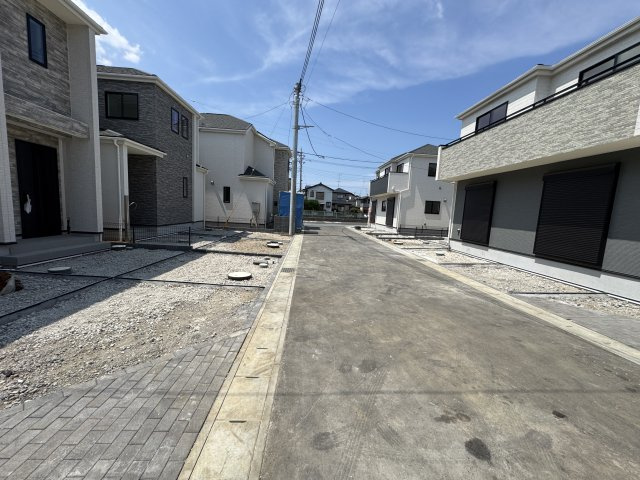 松戸市栄町８丁目新築戸建【旭町小学校：5分】の前面道路含む現地写真|北側前面道路