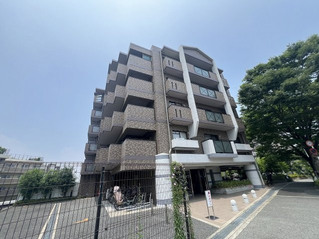 藤和緑地公園ホームズの外観