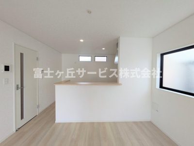 【キッチン】 | 浜松市中央区萩丘5丁目 2期 新築一戸建て 2号棟 | 前から見たキッチンです