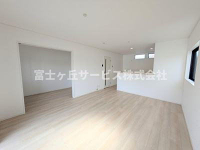 【居間・リビング】 | 浜松市中央区萩丘5丁目 2期 新築一戸建て 2号棟 | リビングダイニングです