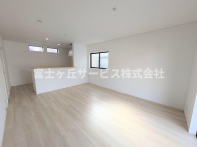 【居間・リビング】 | 浜松市中央区萩丘5丁目 2期 新築一戸建て 2号棟 | リビングです