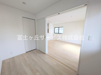 【洋室】 | 浜松市中央区萩丘5丁目 2期 新築一戸建て 2号棟 | リビング横の洋室です