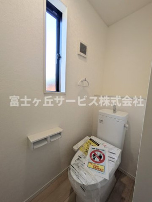 【トイレ】 | 浜松市中央区萩丘5丁目 2期 新築一戸建て 2号棟 | １F2F同タイプのトイレがあります