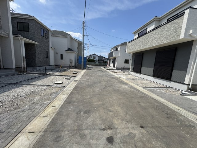 松戸市栄町８丁目新築戸建【旭町小学校：5分】の前面道路含む現地写真|東側前面道路