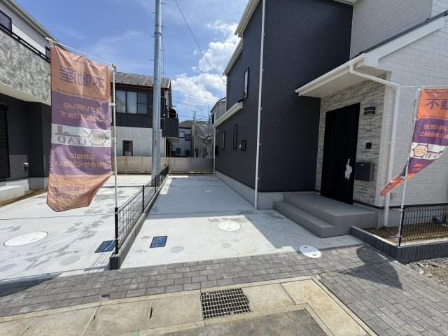 松戸市栄町８丁目新築戸建【旭町小学校：5分】の前面道路含む現地写真|L号棟駐車スペース・縦列2台駐車可