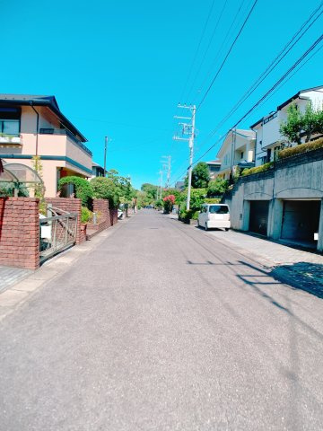 【前面道路含む現地写真】 | ◇◆伊勢原市大住台3丁目 中古戸建◆◇ | 前面道路は6mあるので開放感があります！