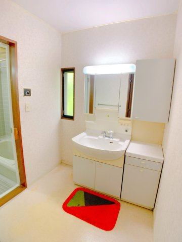 【独立洗面台】 | ◇◆伊勢原市大住台3丁目 中古戸建◆◇ | 鏡裏は収納になっているので便利です！