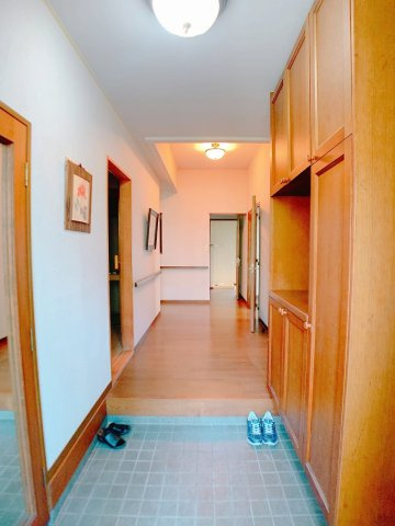 【玄関】 | ◇◆伊勢原市大住台3丁目 中古戸建◆◇ | 靴がたくさん収納できるシューズBOX付き