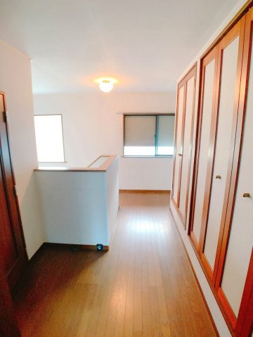 【内装】 | ◇◆伊勢原市大住台3丁目 中古戸建◆◇ | 2階廊下部分にも窓があり明るい室内空間