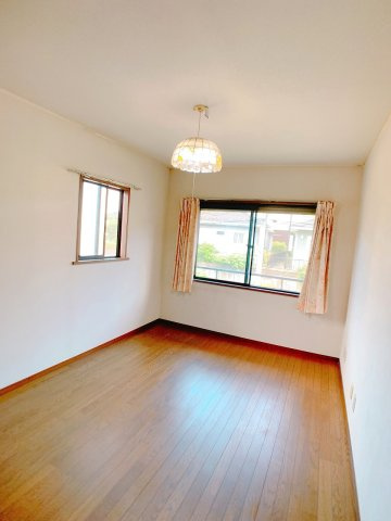 【洋室】 | ◇◆伊勢原市大住台3丁目 中古戸建◆◇ | 2階洋室は南向きで一日通して明るいです！
