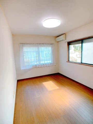 【洋室】 | ◇◆伊勢原市大住台3丁目 中古戸建◆◇ | 2階洋室全室2面採光です。