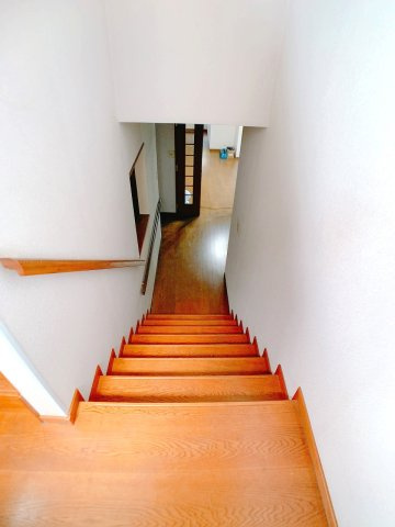 【内装】 | ◇◆伊勢原市大住台3丁目 中古戸建◆◇ | 手すり付きの階段