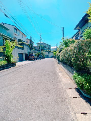【前面道路含む現地写真】 | ◇◆伊勢原市大住台3丁目 中古戸建◆◇ | 交通量少なく静かな住宅地です。
