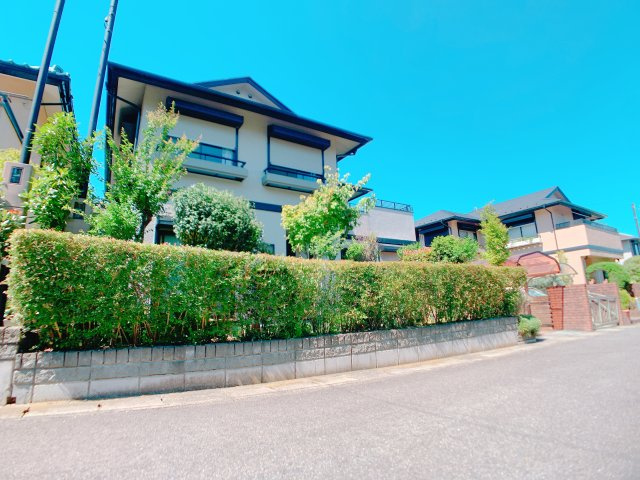 【外観】 | ◇◆伊勢原市大住台3丁目 中古戸建◆◇ | 綺麗に剪定された植栽