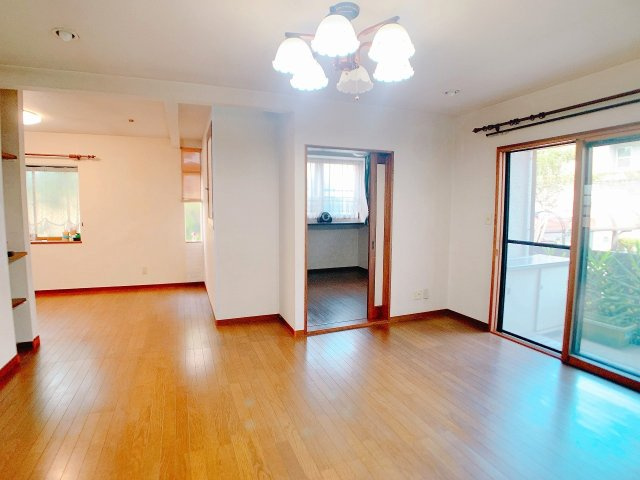 【居間・リビング】 | ◇◆伊勢原市大住台3丁目 中古戸建◆◇ | 大きな窓から柔らかな光が射し込むリビング
