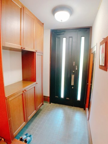 【玄関】 | ◇◆伊勢原市大住台3丁目 中古戸建◆◇ | 玄関ドアからも光が射し込みます。