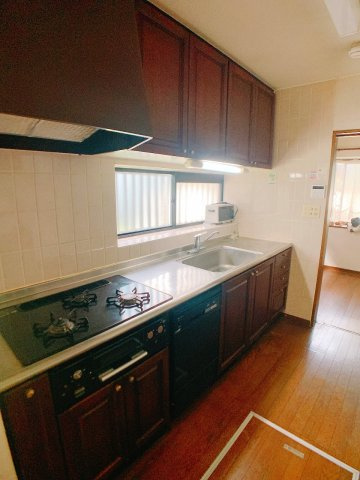 【キッチン】 | ◇◆伊勢原市大住台3丁目 中古戸建◆◇ | 両サイドから出入り可能なキッチンスペース