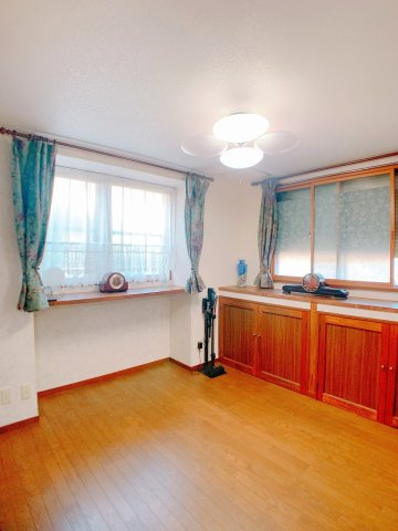 【洋室】 | ◇◆伊勢原市大住台3丁目 中古戸建◆◇ | リビング横の洋室。客間としてもお子様の遊びスペースとしてもご利用頂けます！