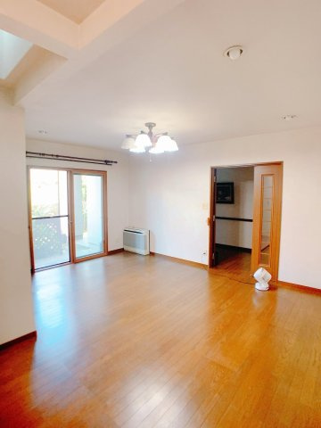 【居間・リビング】 | ◇◆伊勢原市大住台3丁目 中古戸建◆◇ | 開放的なリビングルーム