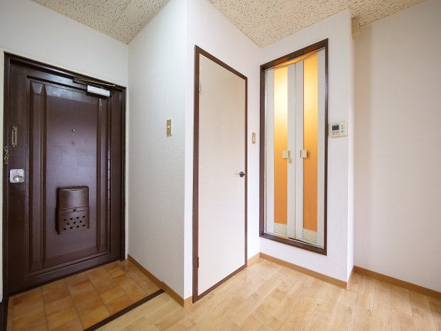 ロイヤル神田の玄関|※写真は別の部屋のものです。