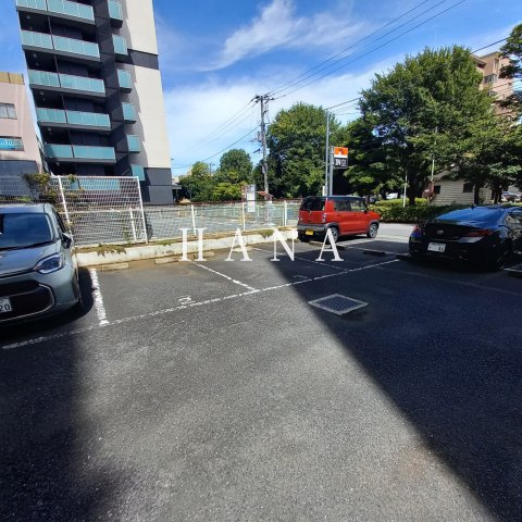 コスモビルの駐車場