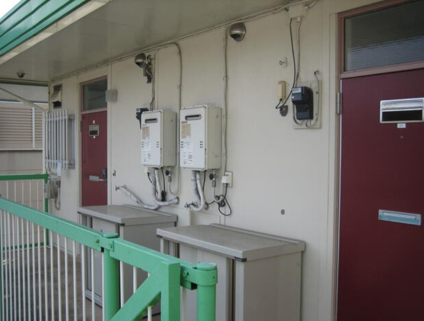 東松山市六反野　一棟売アパートの玄関